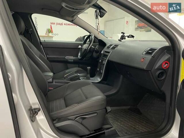 Серый Вольво В50, объемом двигателя 2 л и пробегом 400 тыс. км за 4690 $, фото 27 на Automoto.ua