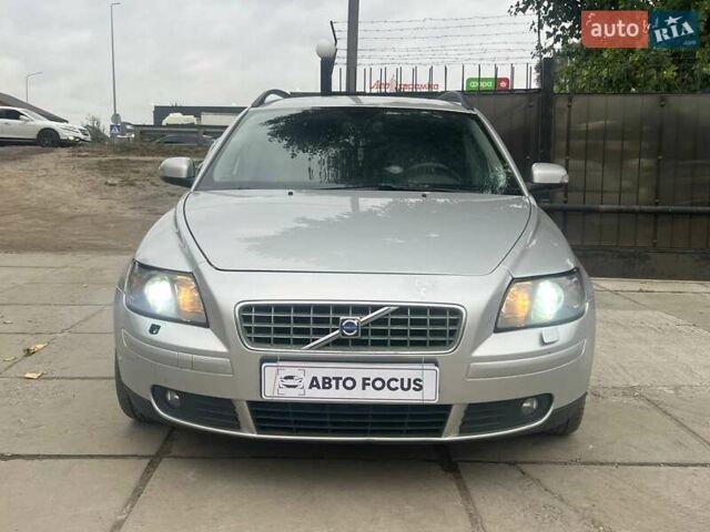 Серый Вольво В50, объемом двигателя 2 л и пробегом 400 тыс. км за 4490 $, фото 1 на Automoto.ua