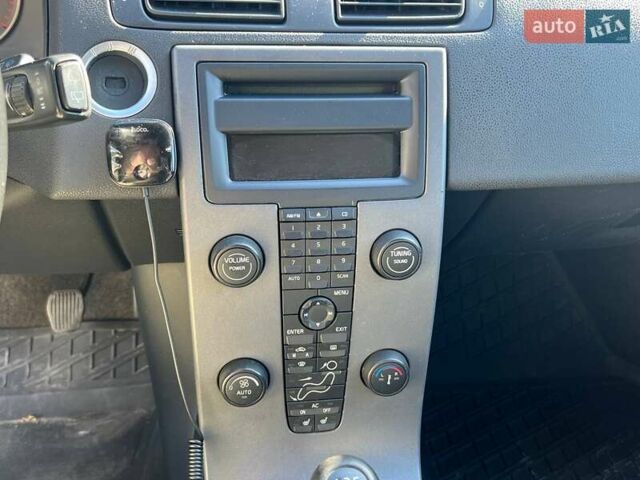 Серый Вольво В50, объемом двигателя 2 л и пробегом 400 тыс. км за 4490 $, фото 14 на Automoto.ua