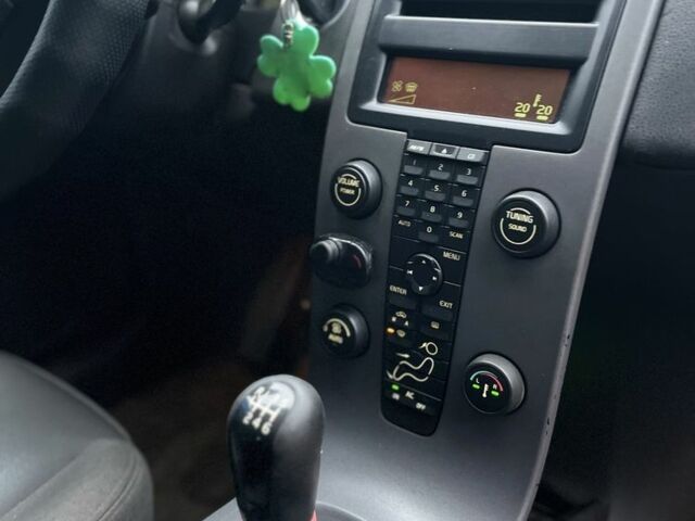 Серый Вольво В50, объемом двигателя 2 л и пробегом 200 тыс. км за 2600 $, фото 9 на Automoto.ua