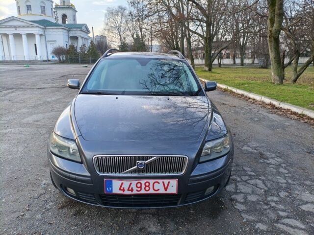 Серый Вольво В50, объемом двигателя 1.6 л и пробегом 300 тыс. км за 3500 $, фото 2 на Automoto.ua