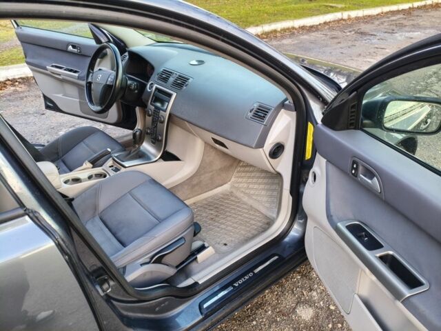 Серый Вольво В50, объемом двигателя 1.6 л и пробегом 300 тыс. км за 3500 $, фото 9 на Automoto.ua