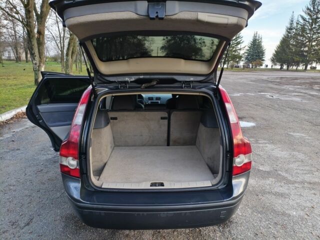 Серый Вольво В50, объемом двигателя 1.6 л и пробегом 300 тыс. км за 3500 $, фото 12 на Automoto.ua