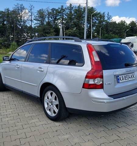 Сірий Вольво V50, об'ємом двигуна 2.44 л та пробігом 317 тис. км за 6600 $, фото 4 на Automoto.ua