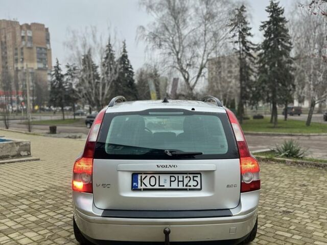 Серый Вольво В50, объемом двигателя 2 л и пробегом 200 тыс. км за 2600 $, фото 4 на Automoto.ua