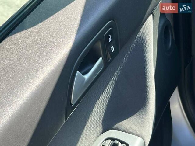 Серый Вольво В50, объемом двигателя 2 л и пробегом 400 тыс. км за 4490 $, фото 17 на Automoto.ua