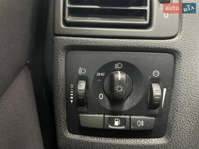 Серый Вольво В50, объемом двигателя 2 л и пробегом 400 тыс. км за 4690 $, фото 18 на Automoto.ua