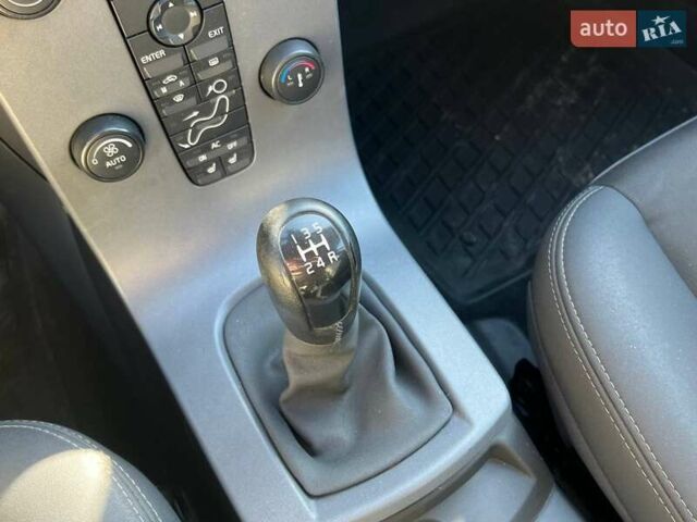 Серый Вольво В50, объемом двигателя 2 л и пробегом 400 тыс. км за 4490 $, фото 15 на Automoto.ua