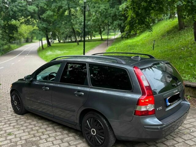 Серый Вольво В50, объемом двигателя 2 л и пробегом 235 тыс. км за 2574 $, фото 2 на Automoto.ua