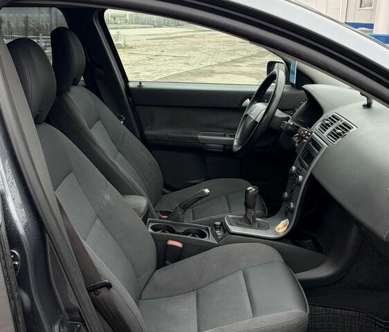 Серый Вольво В50, объемом двигателя 1.6 л и пробегом 300 тыс. км за 3250 $, фото 14 на Automoto.ua