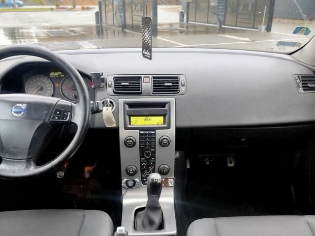 Серый Вольво В50, объемом двигателя 2 л и пробегом 333 тыс. км за 2200 $, фото 8 на Automoto.ua