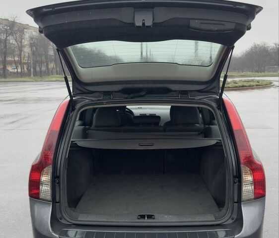 Серый Вольво В50, объемом двигателя 0 л и пробегом 300 тыс. км за 3087 $, фото 4 на Automoto.ua