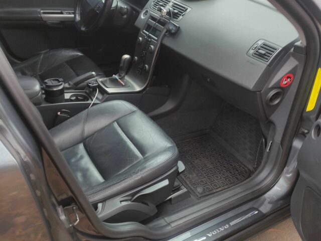 Серый Вольво В50, объемом двигателя 2 л и пробегом 342 тыс. км за 4200 $, фото 2 на Automoto.ua