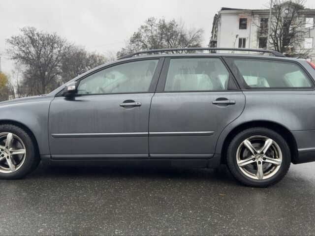 Серый Вольво В50, объемом двигателя 0 л и пробегом 300 тыс. км за 3087 $, фото 1 на Automoto.ua