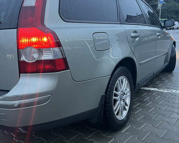 Серый Вольво В50, объемом двигателя 1.6 л и пробегом 280 тыс. км за 5800 $, фото 1 на Automoto.ua