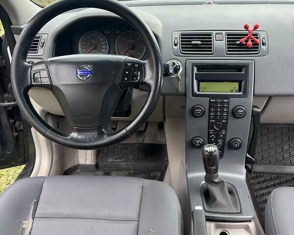 Серый Вольво В50, объемом двигателя 1.6 л и пробегом 599 тыс. км за 4500 $, фото 5 на Automoto.ua