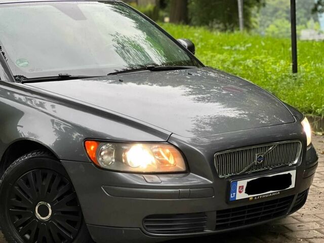 Серый Вольво В50, объемом двигателя 2 л и пробегом 235 тыс. км за 2574 $, фото 3 на Automoto.ua