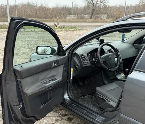 Серый Вольво В50, объемом двигателя 1.6 л и пробегом 300 тыс. км за 3250 $, фото 7 на Automoto.ua