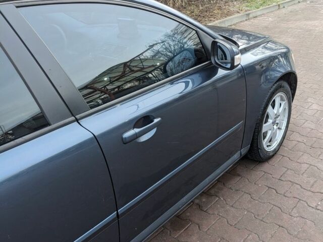 Серый Вольво В50, объемом двигателя 1.6 л и пробегом 390 тыс. км за 5700 $, фото 2 на Automoto.ua