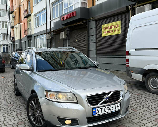 Серый Вольво В50, объемом двигателя 1.98 л и пробегом 216 тыс. км за 6400 $, фото 2 на Automoto.ua