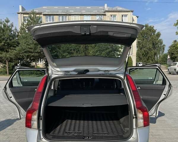 Серый Вольво В50, объемом двигателя 2 л и пробегом 285 тыс. км за 7000 $, фото 6 на Automoto.ua