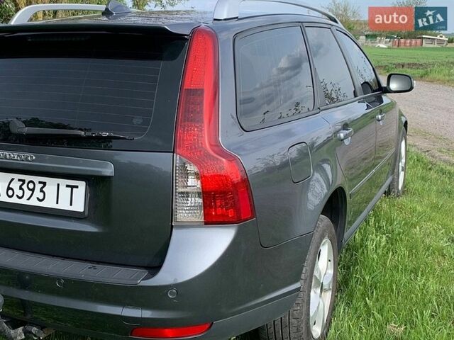 Серый Вольво В50, объемом двигателя 2 л и пробегом 290 тыс. км за 6200 $, фото 5 на Automoto.ua