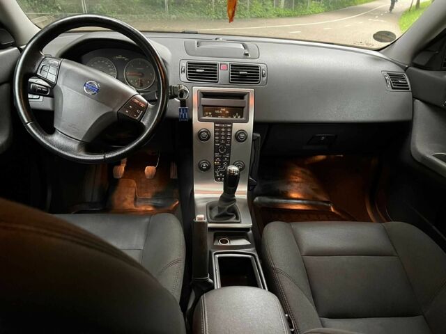 Серый Вольво В50, объемом двигателя 2 л и пробегом 235 тыс. км за 2574 $, фото 10 на Automoto.ua