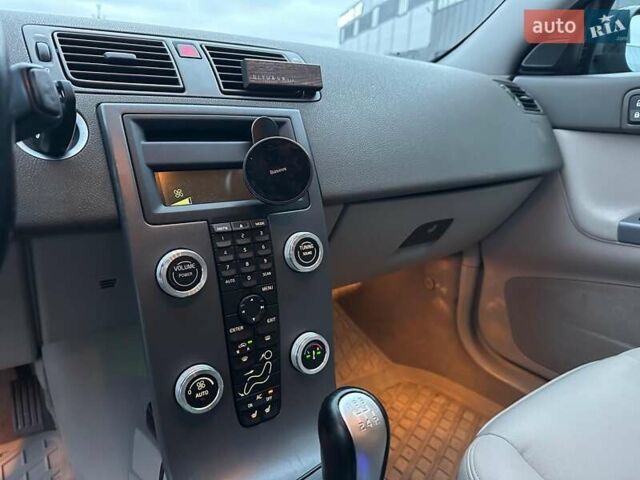 Сірий Вольво V50, об'ємом двигуна 2 л та пробігом 370 тис. км за 7140 $, фото 18 на Automoto.ua