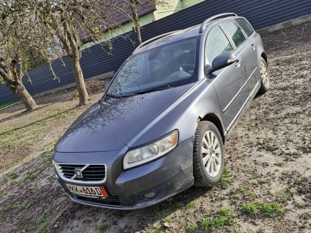 Серый Вольво В50, объемом двигателя 2 л и пробегом 322 тыс. км за 1650 $, фото 1 на Automoto.ua