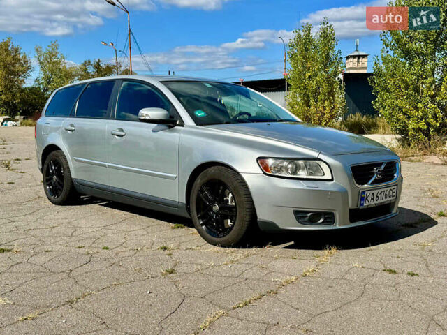 Сірий Вольво V50, об'ємом двигуна 2 л та пробігом 241 тис. км за 7500 $, фото 2 на Automoto.ua