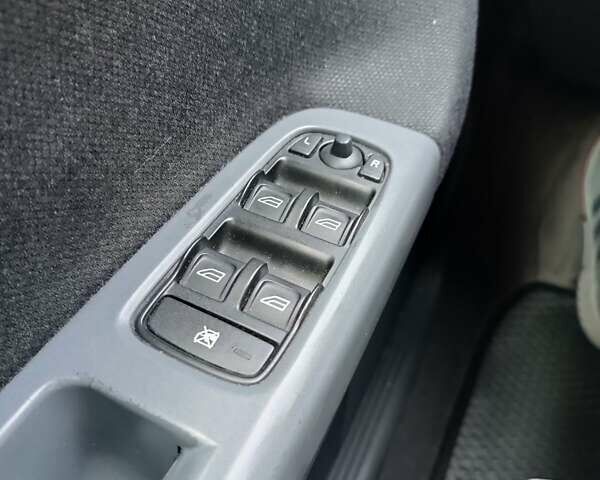 Серый Вольво В50, объемом двигателя 1.56 л и пробегом 383 тыс. км за 6200 $, фото 3 на Automoto.ua