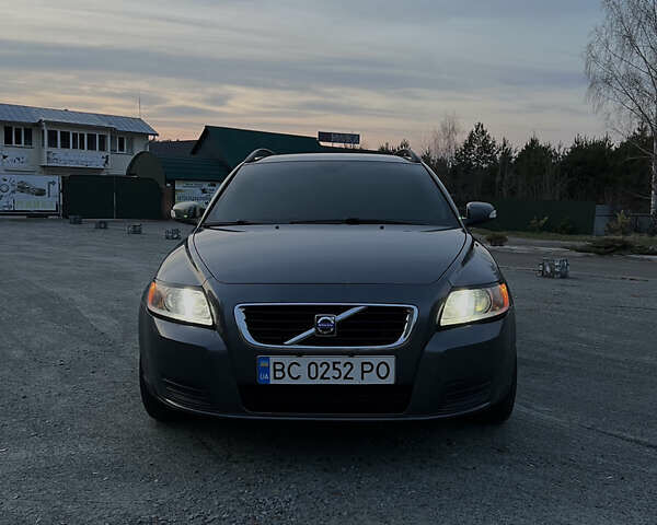 Серый Вольво В50, объемом двигателя 1.6 л и пробегом 284 тыс. км за 5750 $, фото 1 на Automoto.ua