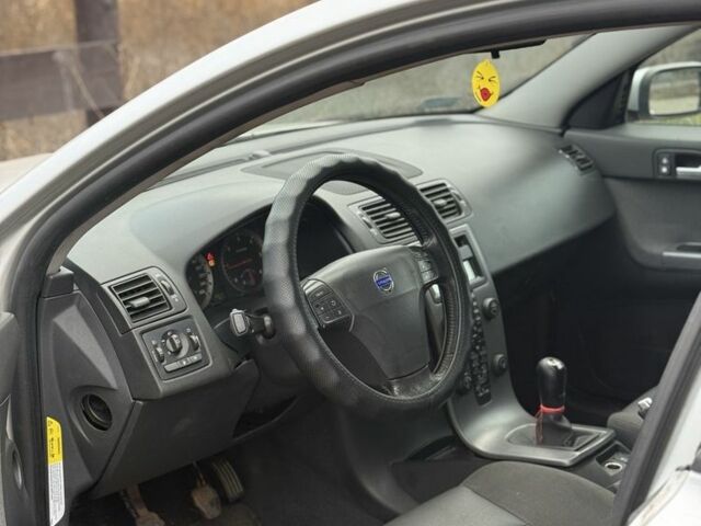 Серый Вольво В50, объемом двигателя 2 л и пробегом 190 тыс. км за 3250 $, фото 6 на Automoto.ua