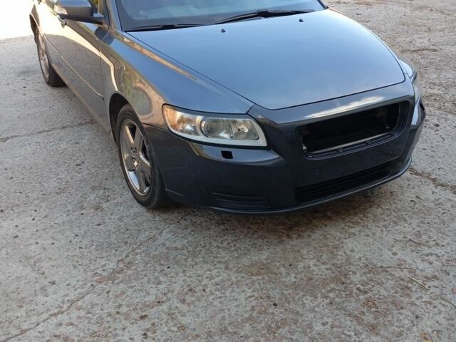 Серый Вольво В50, объемом двигателя 2 л и пробегом 400 тыс. км за 5000 $, фото 1 на Automoto.ua