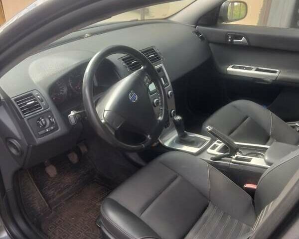 Серый Вольво В50, объемом двигателя 1.6 л и пробегом 290 тыс. км за 6000 $, фото 4 на Automoto.ua