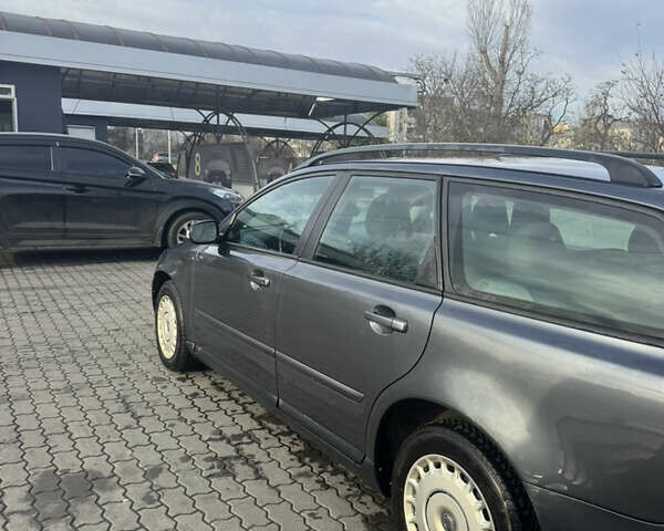 Серый Вольво В50, объемом двигателя 1.6 л и пробегом 321 тыс. км за 4000 $, фото 1 на Automoto.ua