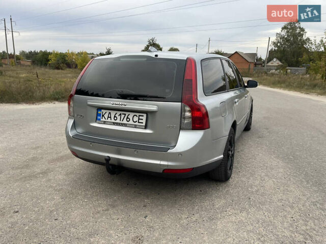 Серый Вольво В50, объемом двигателя 2 л и пробегом 241 тыс. км за 7400 $, фото 4 на Automoto.ua