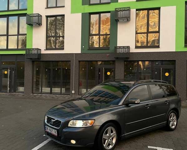 Серый Вольво В50, объемом двигателя 2 л и пробегом 254 тыс. км за 7500 $, фото 1 на Automoto.ua