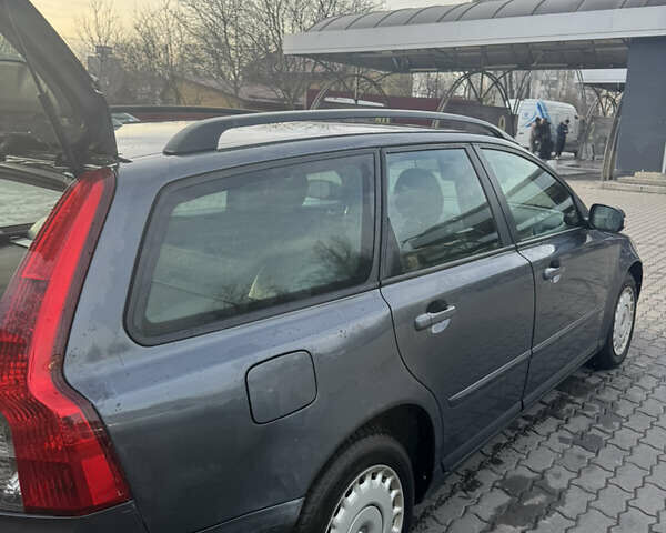 Серый Вольво В50, объемом двигателя 1.6 л и пробегом 321 тыс. км за 4000 $, фото 3 на Automoto.ua