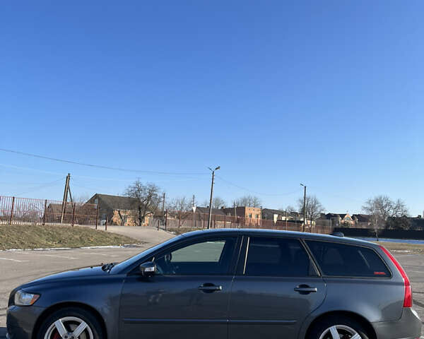 Серый Вольво В50, объемом двигателя 1.98 л и пробегом 205 тыс. км за 6500 $, фото 1 на Automoto.ua