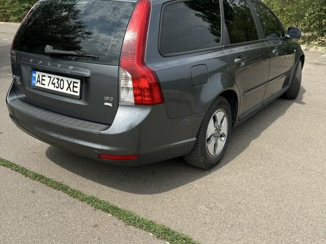 Серый Вольво В50, объемом двигателя 1.6 л и пробегом 270 тыс. км за 6800 $, фото 2 на Automoto.ua