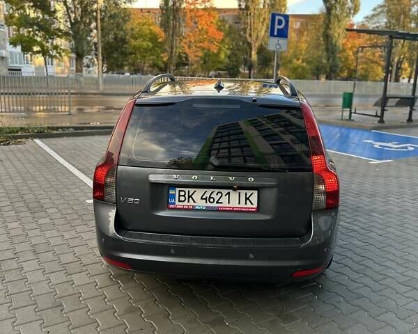 Серый Вольво В50, объемом двигателя 2 л и пробегом 254 тыс. км за 7500 $, фото 7 на Automoto.ua