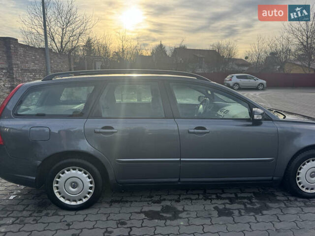 Серый Вольво В50, объемом двигателя 1.6 л и пробегом 321 тыс. км за 4000 $, фото 2 на Automoto.ua