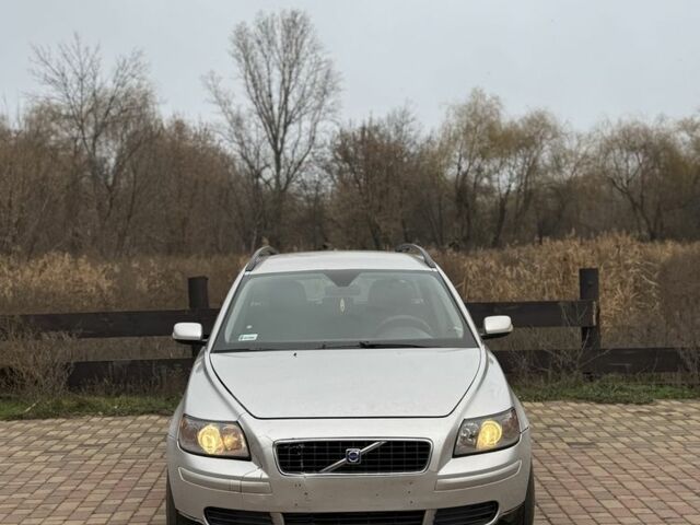 Серый Вольво В50, объемом двигателя 2 л и пробегом 190 тыс. км за 3250 $, фото 1 на Automoto.ua