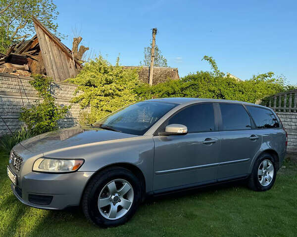 Серый Вольво В50, объемом двигателя 1.6 л и пробегом 276 тыс. км за 5800 $, фото 2 на Automoto.ua