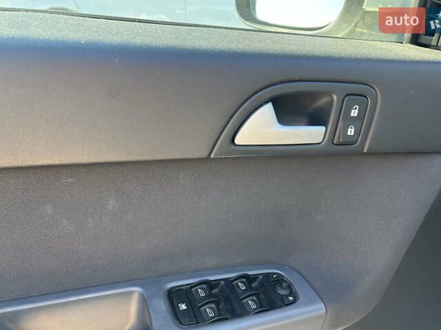 Серый Вольво В50, объемом двигателя 1.56 л и пробегом 217 тыс. км за 7000 $, фото 8 на Automoto.ua