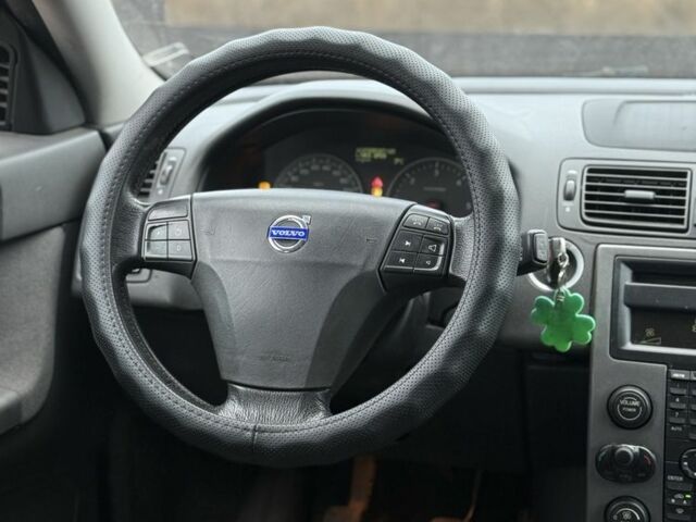 Серый Вольво В50, объемом двигателя 2 л и пробегом 190 тыс. км за 3250 $, фото 7 на Automoto.ua