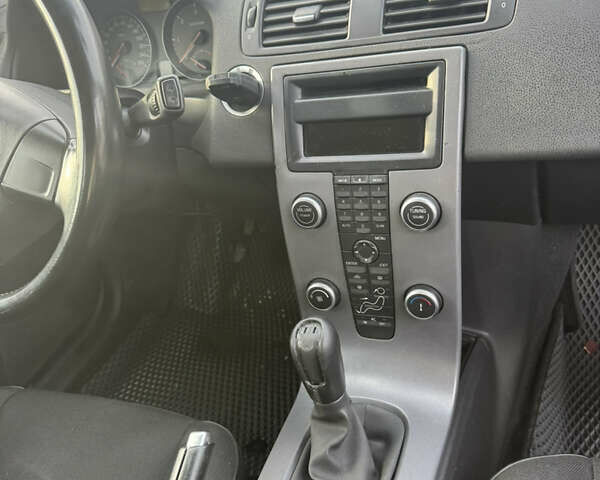 Серый Вольво В50, объемом двигателя 1.6 л и пробегом 321 тыс. км за 4000 $, фото 13 на Automoto.ua