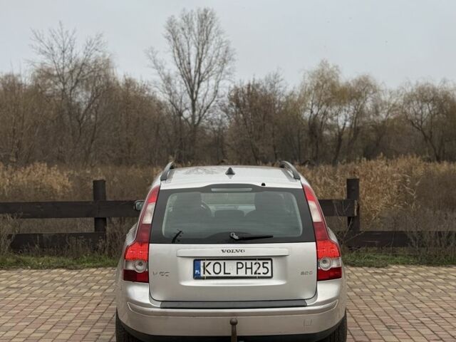 Серый Вольво В50, объемом двигателя 2 л и пробегом 190 тыс. км за 3250 $, фото 4 на Automoto.ua