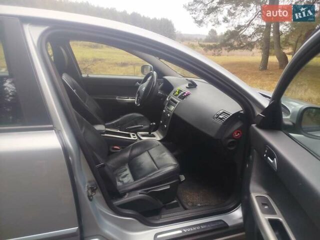 Серый Вольво В50, объемом двигателя 2.4 л и пробегом 277 тыс. км за 7300 $, фото 2 на Automoto.ua